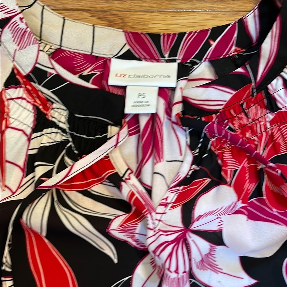 NWT Liz Claiborne Floral V Neck Blouse with Mandarin Collar - Picture 5 of 10